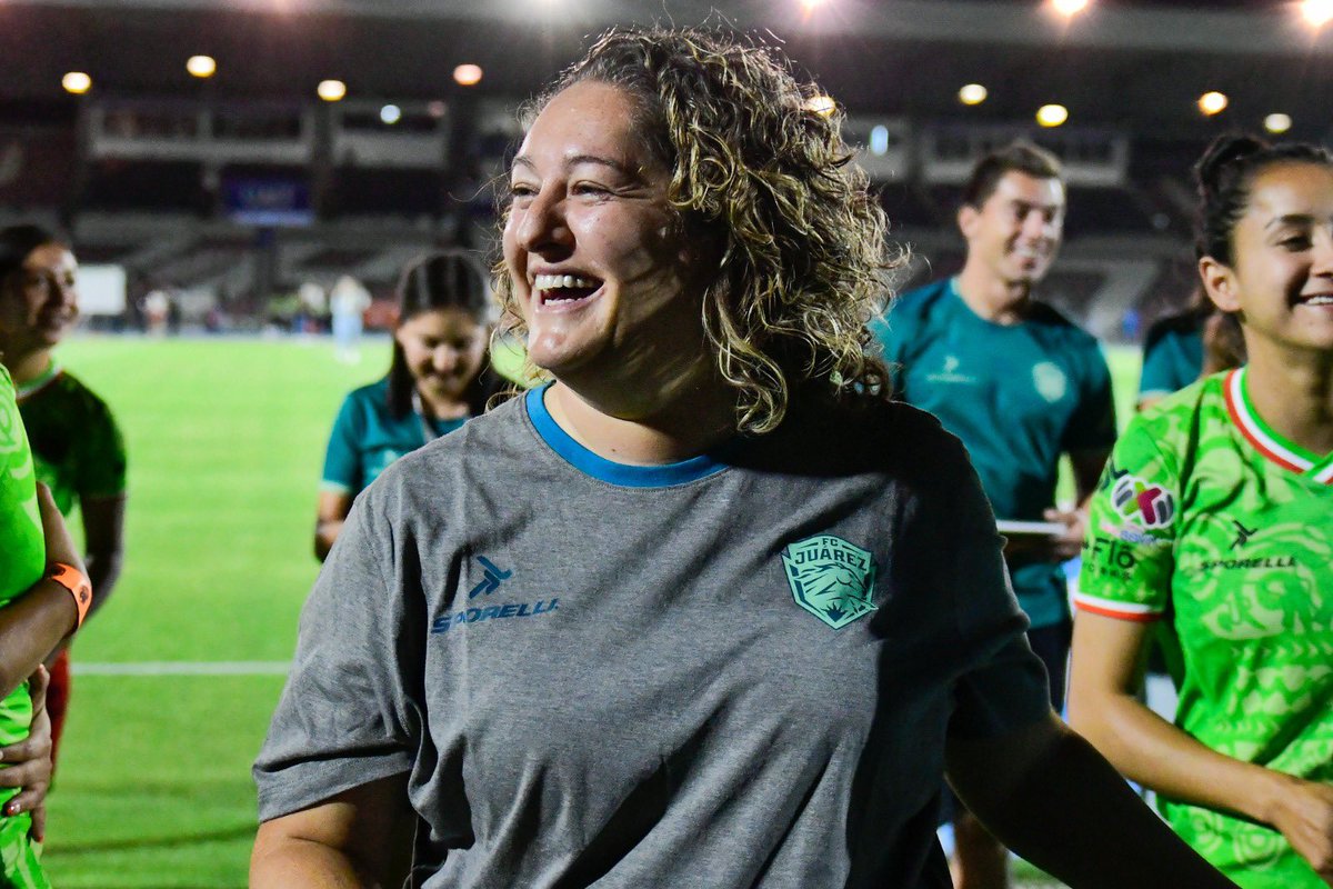 diosasolimpicas's tweet image. #Bravas

¡HISTÓRICAS!

Las Bravas de Juárez hicieron historia:
El equipo dirigido por @milamartinezdo ganó 2-0 a Puebla en la última jornada del Clausura 2023 de la #LigaMXFemenil.
Las Bravas (con 28 puntos) ¡clasificaron por primera vez a una liguilla!