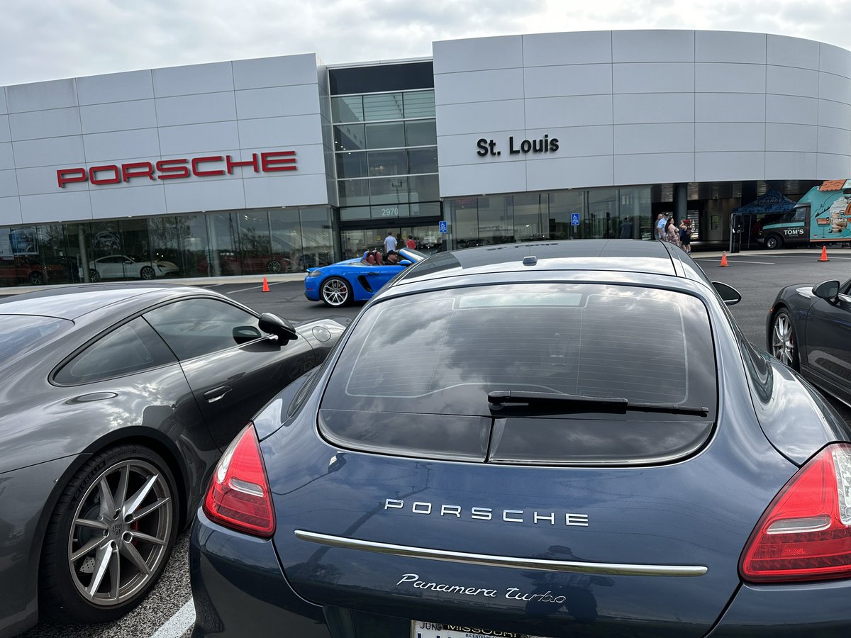 StLouisPCA's tweet photo. Saturday morning fun…cars &amp; coffee at @porschestlouis - our Region’s “clubhouse”.  #stlpca #pcastl #porsche #pca #c&amp;c #carsandcoffee https://t.co/BAZjMLTLj9