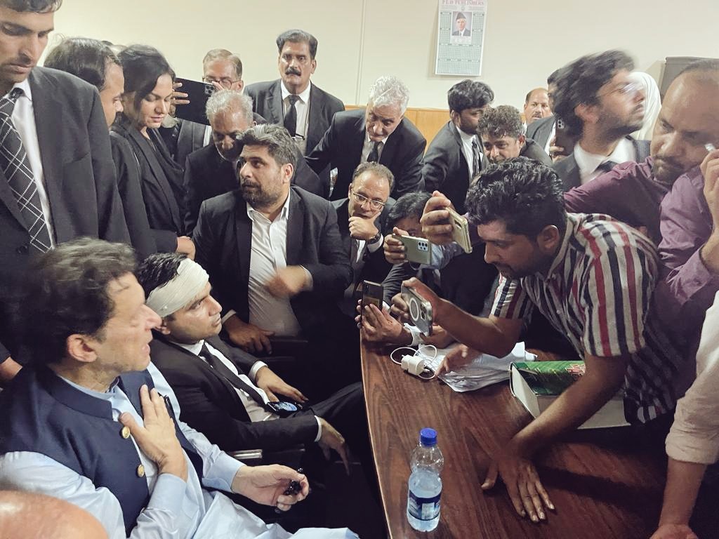 QamarMakenViews's tweet image. عمران خان کی اسلام آباد ہائیکورٹ کے اندر 10 گھنٹوں کی مسلسل سماعت کے وقفوں کے دوران ہم صحافی مسلسل سوالات کرتے رہے۔عمران خان 10 گھنٹے عدالت اور صحافیوں کو جواب ہی دیتے رہے۔ اعصاب کے جنگ کا فاتح انسان ہے۔ کوئی مقابلہ نہیں۔
#ImranKhan