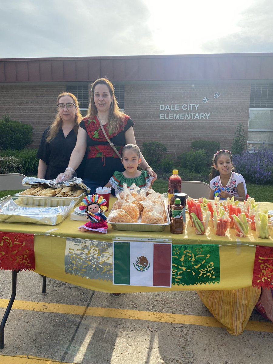 milagaspar1's tweet photo. Multicultural celebration 🎊 🎉❤️
Food 😋 It's a very powerful way of creating a connection and expressing love 💕 @Dale_City_ES nailed it! 💯🤩 Totally in love with our multicultural community 🌏 @brijslater @ShauntelBaldwin https://t.co/gtVOQonUZT