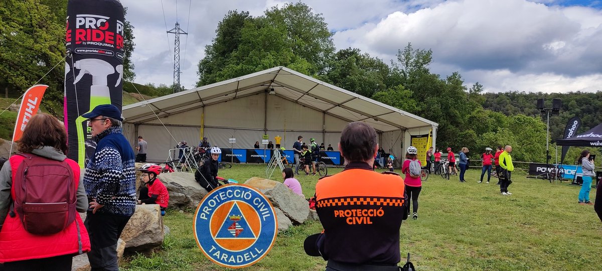 pctaradell's tweet photo. Som presents, amb dos voluntaris i un vehicle, a la @CabreresBTT 2023, prevenint i minimitzant riscos, i garantint la seguretat de tothom, juntament amb ambulàncies #TSC. #ProteccióCivil #emergències #voluntaris #Taradell #lesquirol #Osona https://t.co/l9mj7kgCXM