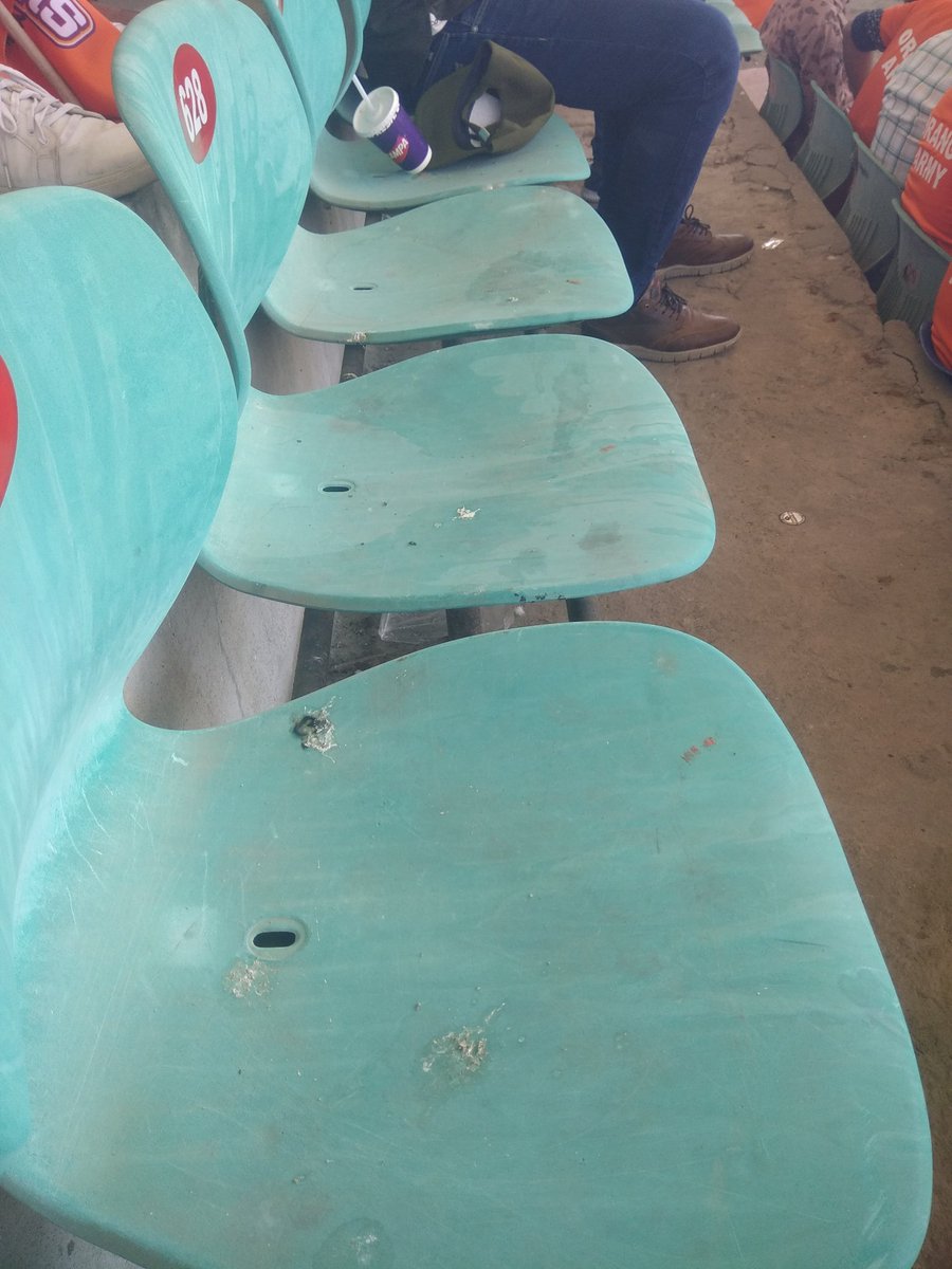 This is the condition of chairs in the stands of Uppal Stadium, Hyderabad for today's #SRHvLSG match.
@SunRisers
@hycricket_HCA 
@BCCI 
#SRHvsLSG