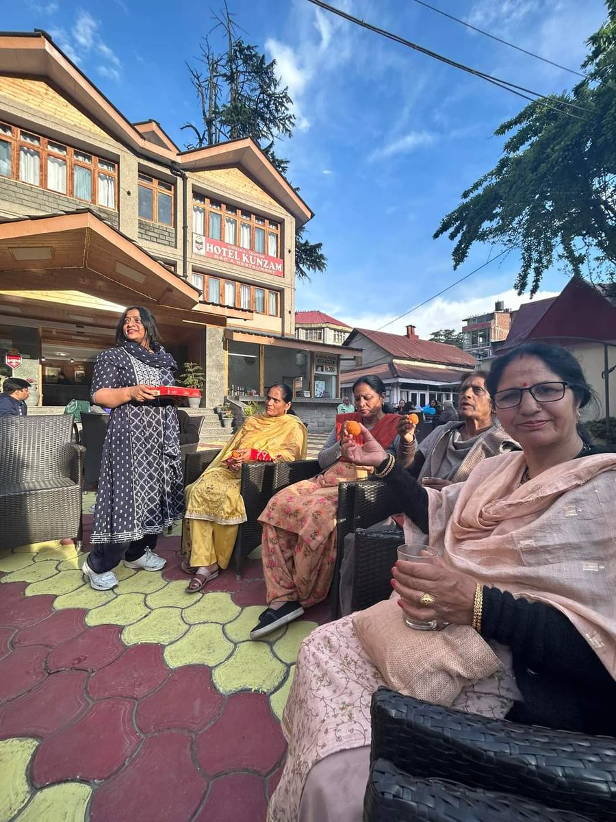 Ranu_manali's tweet photo. #कर्नाटक_चुनाव 
#कांग्रेस
आज कर्नाटक चुनाव जीतने की ख़ुशी मेँ  शहरी कांग्रेस मनाली  के  कार्यकर्ताओं ने मॉल  रोड़ पर पटाखे फोडे तथा मिठाई बांटी 💐💐💐💥💥💥
जय कांग्रेस विजय कांग्रेस ✊✊✊ https://t.co/DZM8QWgfeL