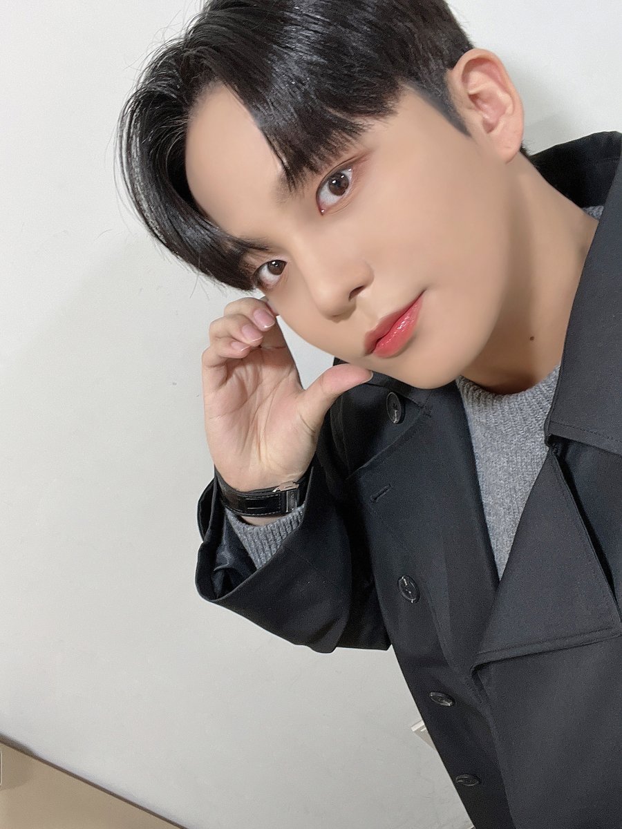 [📷] KBS2 '불후의 명곡' 종호 Behind Photo 
⠀
천상계 고음 종결자 특집답게
에이티즈 명창 곰돌이🧸🎤 
실력 제대로 보여준 종호!✨
언제나 멋진 노래 들려줘서 고마워🥰
⠀
#불후의명곡 #ATEEZ #에이티즈 #JONGHO #종호