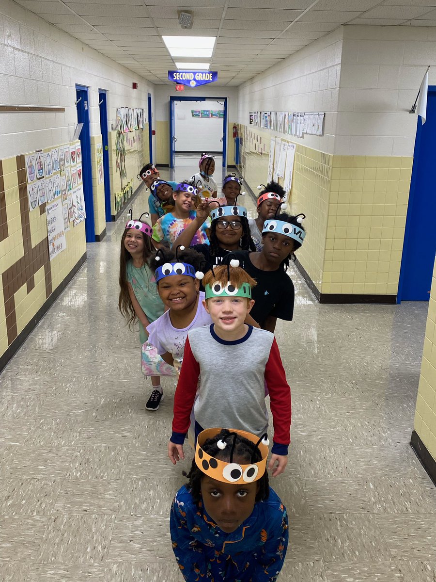 RBWTinyTigers's tweet image. 2nd grade had a whole day of bug fun! They read texts about bugs, did math facts about bugs, and even got to eat “bug in the dirt”. Plus they made super cute bug hats to wear all day!