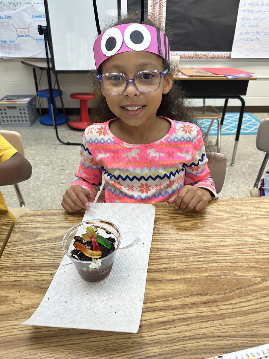 RBWTinyTigers's tweet image. 2nd grade had a whole day of bug fun! They read texts about bugs, did math facts about bugs, and even got to eat “bug in the dirt”. Plus they made super cute bug hats to wear all day!