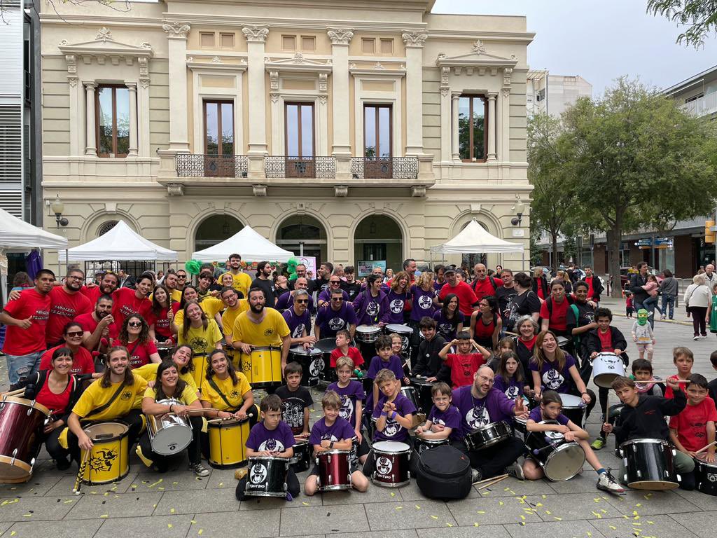 #LesCorts es vesteix de ritme i vida🌈 a la mostra d’entitats @plataformaJLC 
🥁🥁🥁🥁🥁🥁🥁🥁🥁🥁🥁🥁🥁
#SomLesCorts #SomEntitats  #SomCultura
Necessitem finançament💶, no engrunes🪙🤨 #ValoremLaCultura

@DiablesLesCorts @elsbocs @tokatoms_bcn @LaRpk @DiablesItaca

📸@lopeixa 👏🏼