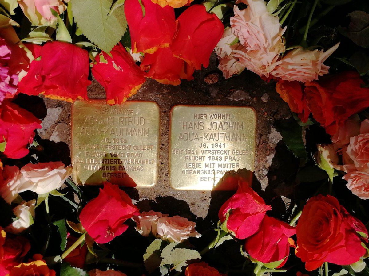 Heute in Berlin-Tempelhof wurden 2 Stolpersteine von Schwarzen Opfern des NS-Regimes verlegt.
Zoya Gertrud Aqua Kaufmann und ihr Sohn Hans Joachim Aqua Kaufmann🌹