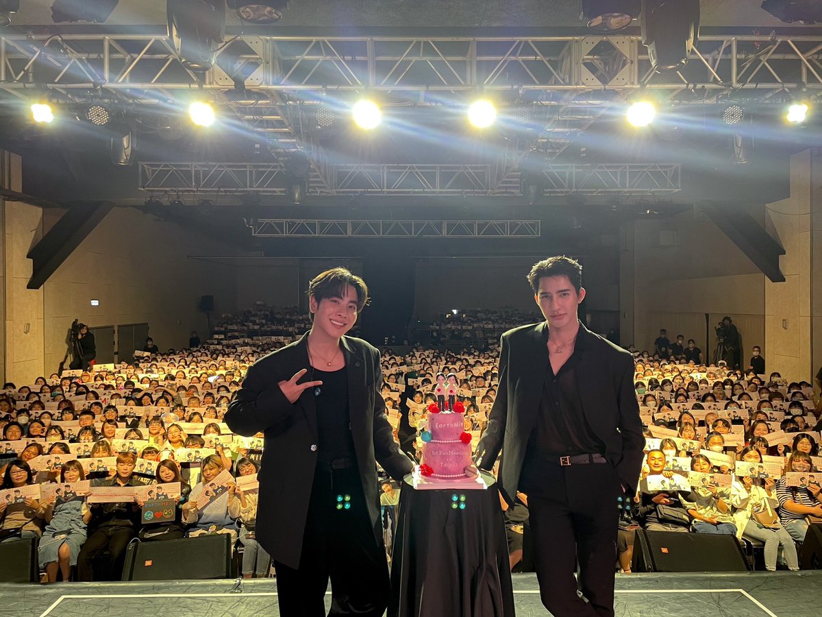 Thank you very much to Taipei fans for making smiles and sharing these good memories together. Today, it was so amazing and We really enjoyed  it. We hope to see you again next time. 🤎❤️

ขอบคุณแฟนๆ ไทเปทุกคนที่มาร่วมสร้างรอยยิ้มและความทรงจำดีๆ นะครับ วันนี้สนุกมากๆ