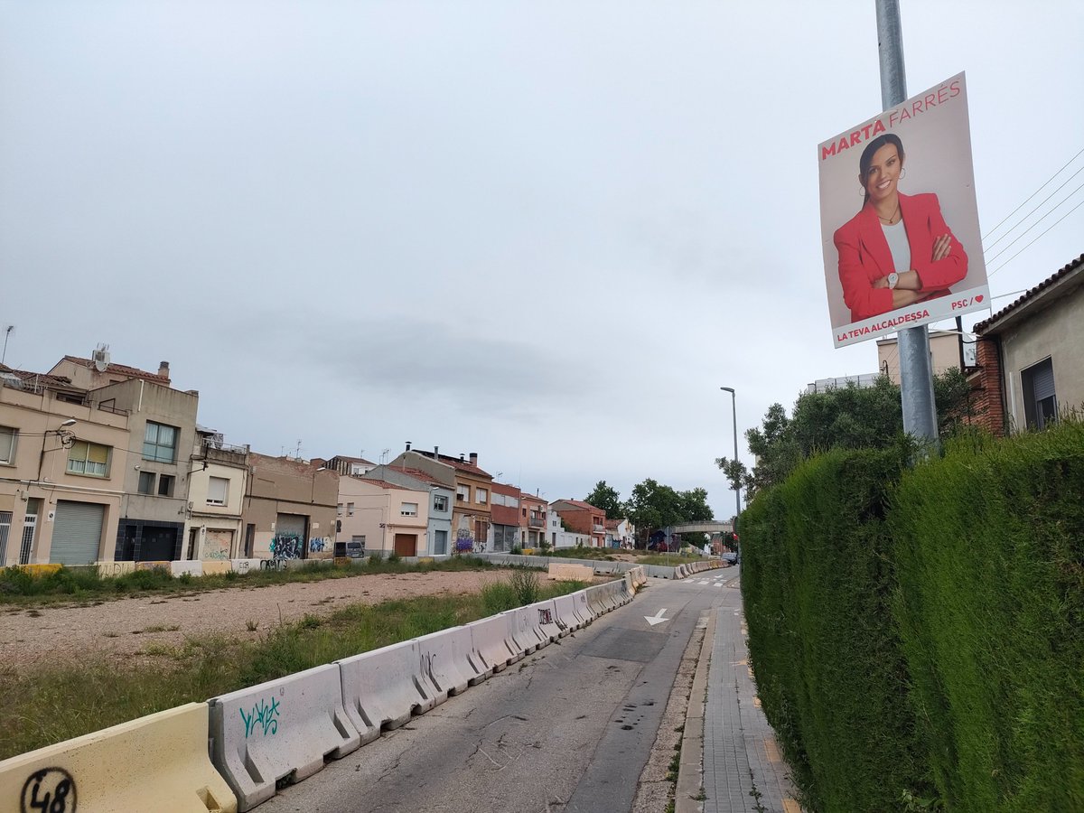 sembla que te'n riguis de nosaltres <a href="/socmartafarres/">Marta Farrés/❤️</a> i <a href="/Aj_Sabadell/">Ajuntament Sabadell</a> , posant i somrient davant d'un dels majors desastres perpetrats a la ciutat, per deixadesa, per omissió,  i per oblit d'un barri sencer.... quants anys més així? <a href="/Sector_Planetes/">Moviment Veïnal Sector Planetes</a> <a href="/neobustisme/">neobustisme #FREEMANOLO</a> <a href="/oriolrifer/">Oriol Rifer Campoy</a>