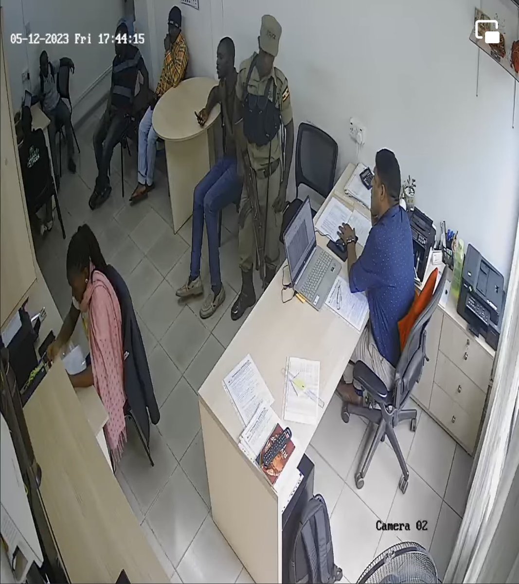 icon___08's tweet photo. Huyu police wa Uganda kamuua mfanyabiashara wa kihindi alipotaka ampe documents za account yake inasikitisha sana 💔😢 https://t.co/ODBspUil75