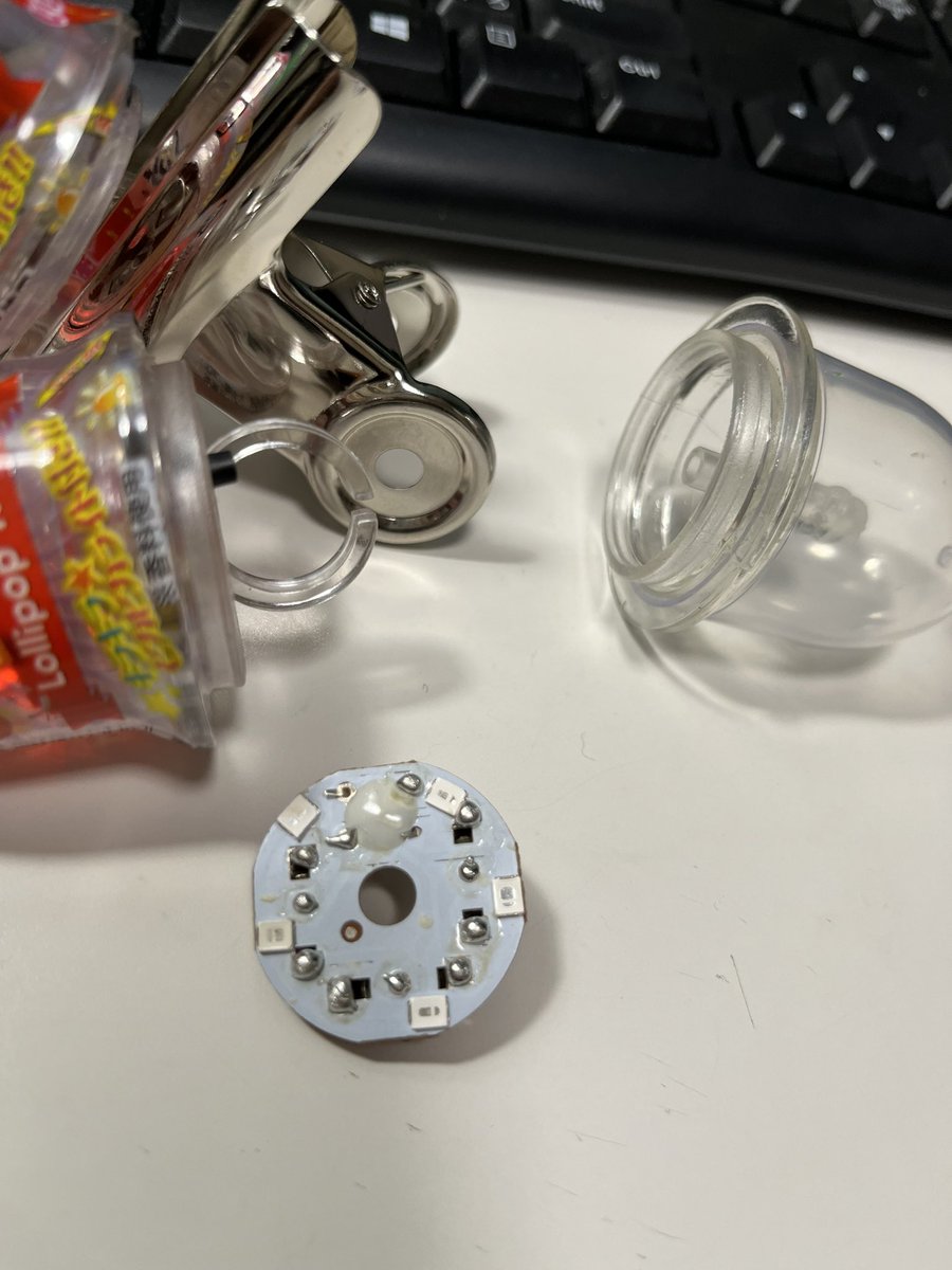 mijinco_desu's tweet photo. おかしのまちおかにスゴイのがあった。
LED/基盤/電池3個/スイッチに飴で120円 20秒ぐらい光る🌟
やおきんのパーティーポップていう飴。

旦那がこれはコスパ良すぎだから買うべき！と言うので5個も買った。ｽﾀｯｸﾁｬﾝに繋げる改造してるけど、出来るかどうかはわからない､､､#ｽﾀｯｸﾁｬﾝ https://t.co/dJpMe3Po8f