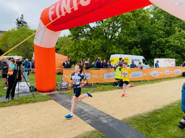 Good luck to all those running the Bidwells Oxford Town and Gown 10K tomorrow! There'll be over 110 pupils, parents and staff running in #Team Headington including 41 Prep and Senior girls in the 3k race - come along to cheer us on! #townandgown10k #HeadingtonConfident