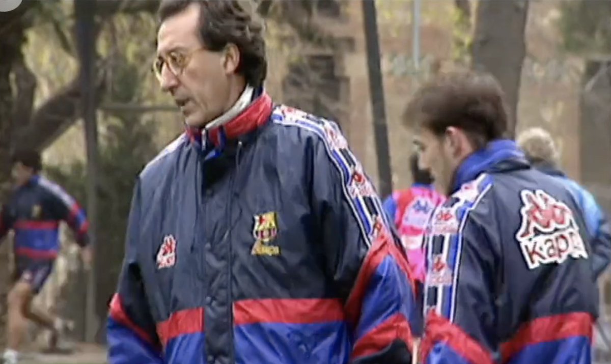 camilosperanza's tweet image. Llevo 16 años siendo entrenador.
Pero fue recién cuando conocí Seirul.lo que me di cuenta de algo.

El lenguaje que utilizamos en el fútbol es pobre.

Bélico.
Violento.
Impreciso.

Aquí van 3 términos sobre los que necesitamos reflexionar: