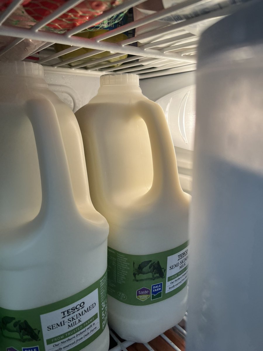 Tee2072's tweet photo. @Tesco is everything okay over there? My semi skimmed milk has a white top!! https://t.co/KzGM9Wi7fT