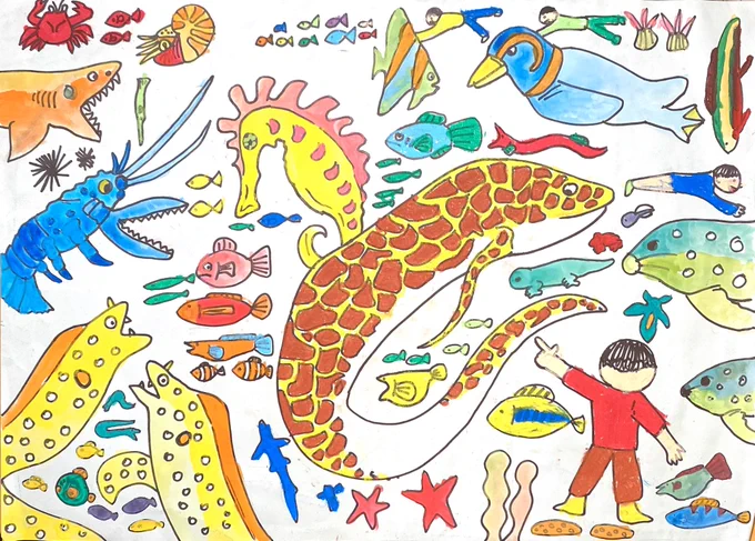 小学1年生、2年生の時に図工で描いた絵。 海の生き物が大好きで、絵を描くことを純粋に楽しんでいるのが画面いっぱいから伝わってきて、今も絵を描く自分を支えてくれている大切な作品たち。