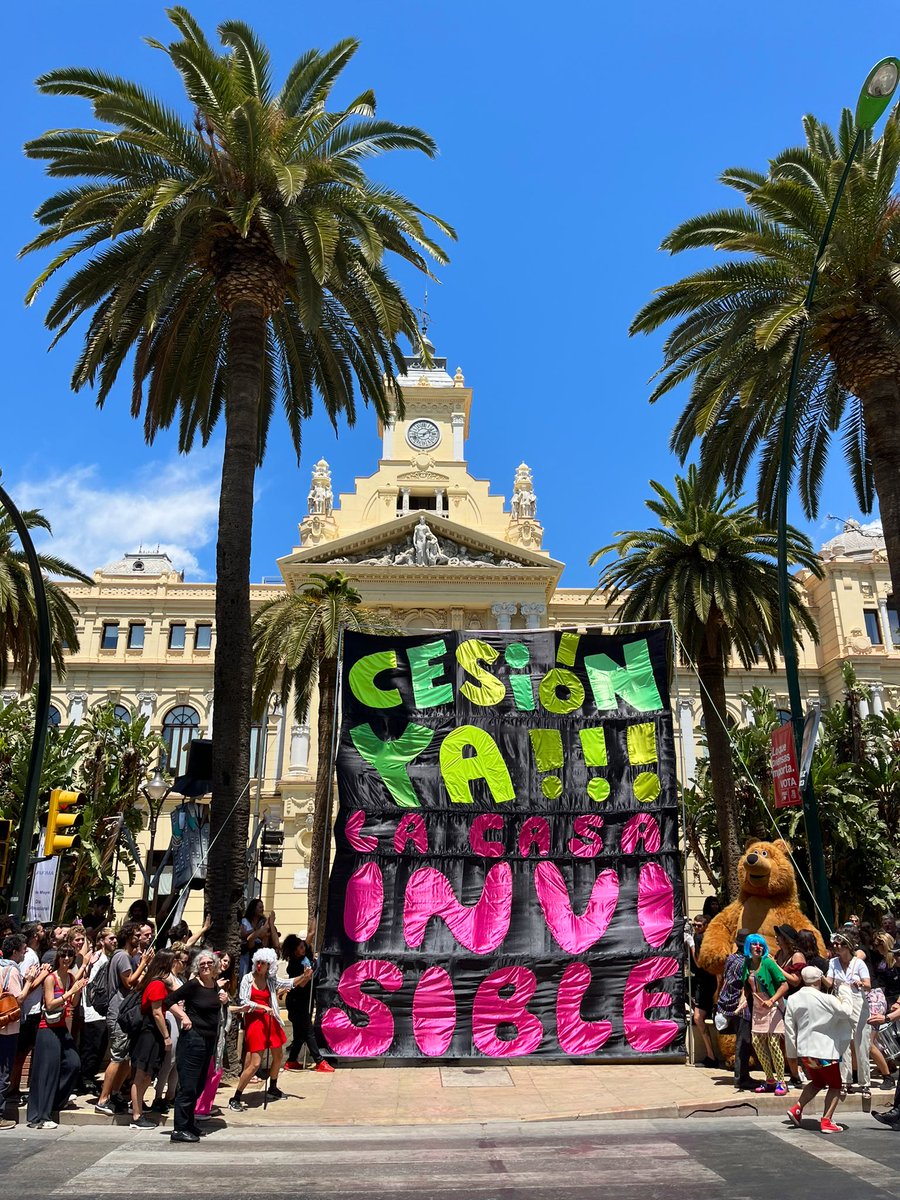 LaCasaInvisible's tweet photo. “LA REHABILITACIÓN NECESITA LA CESIÓN” 🔉

El arte se hace calle para recordar que habitamos una ciudad que nos desaloja con el turismo masificado, los alquileres imposibles y la amenaza hacia los espacios comunes y que nos quedan. 

#performanceporlainvi #lainvisecuida https://t.co/txg28j6uzn