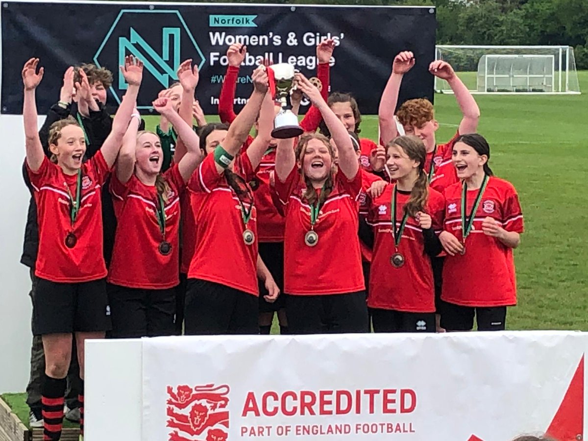 hallett1983's tweet image. So proud of this team.❤🖤

U10 - Lost Cup Final on Pens.
U11 - Qualified for Cup Final but Covid stopped season.
U12 - Won every game. Covid stopped season.
U13 - Lost Cup Final 2-1.
U14 - Cup Winners. 🏆

Set back after set back these girls kept going and today is their reward.