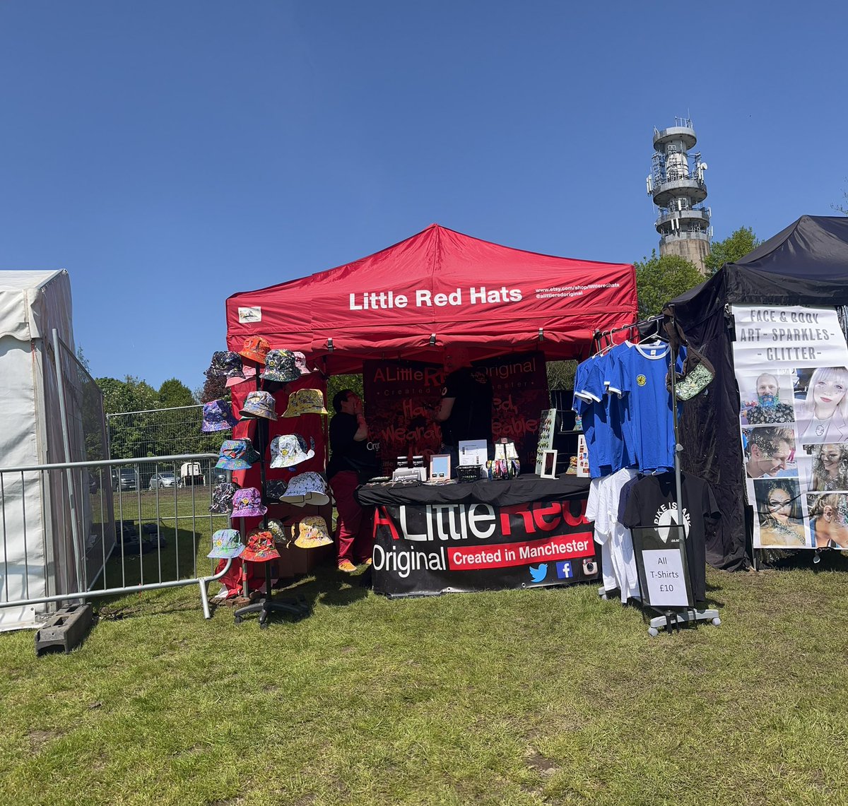 Don’t forget your bucket hats and merch! Right next to the bar ☀️🕶️