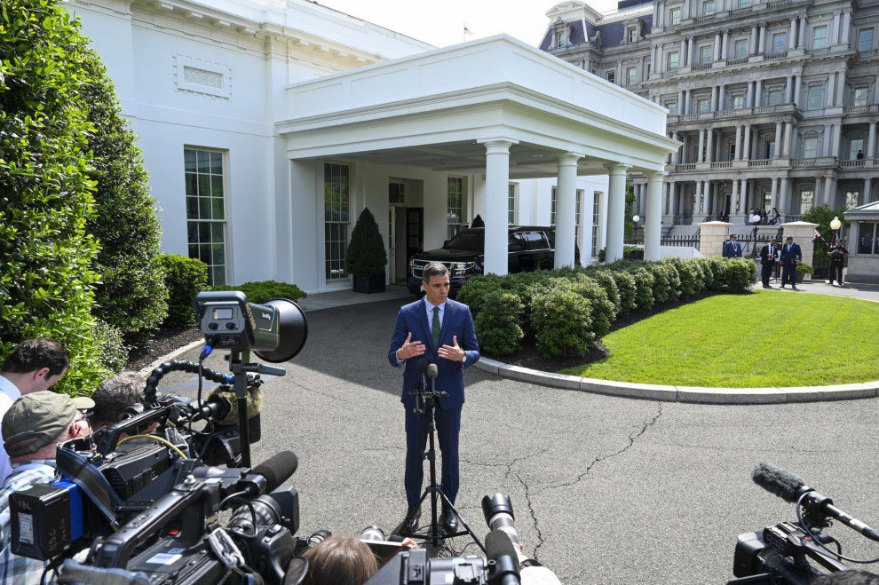 FroilLannister's tweet photo. Encuentra las 7 diferencias entre las ruedas de prensa de los presidentes de España con los de Estados Unidos. https://t.co/Ft4eDLfiVk