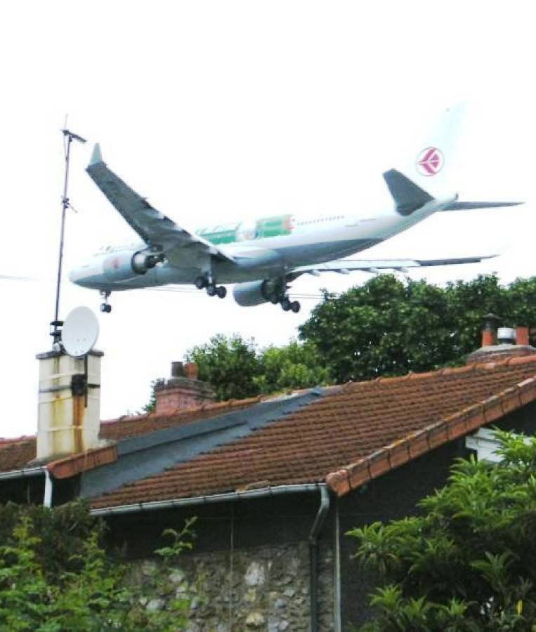 @Marine_Lgd @ValYV88 @GroupeADP @jucoutard Les plane spotters 📸 peuvent venir dans les cours de récréation de nos écoles!
Ils seront aux premières loges directement sous les roues des avions #ORLY✈!
Vue imprenable, pollution et bruit garantis!
Pas d'attente! Des avions, il en passe non stop toutes les 3 min en moyenne!