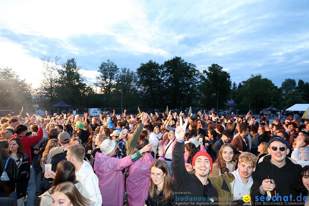 seechat's tweet image. SUMMER OPENING Party - RWU Hochschule: Weingarten, 12.05.2023

## 25 Jahre seechat.de | Die Bodensee Community - JUBILÄUM ## 1999-2024

Alle Fotos und Videos auf:
&amp;gt;&amp;gt; seechat.de

#SummerOpening, #RWU, #Party, #Studentenparty, #Weingarten,
#BODENSEEMEDIEN