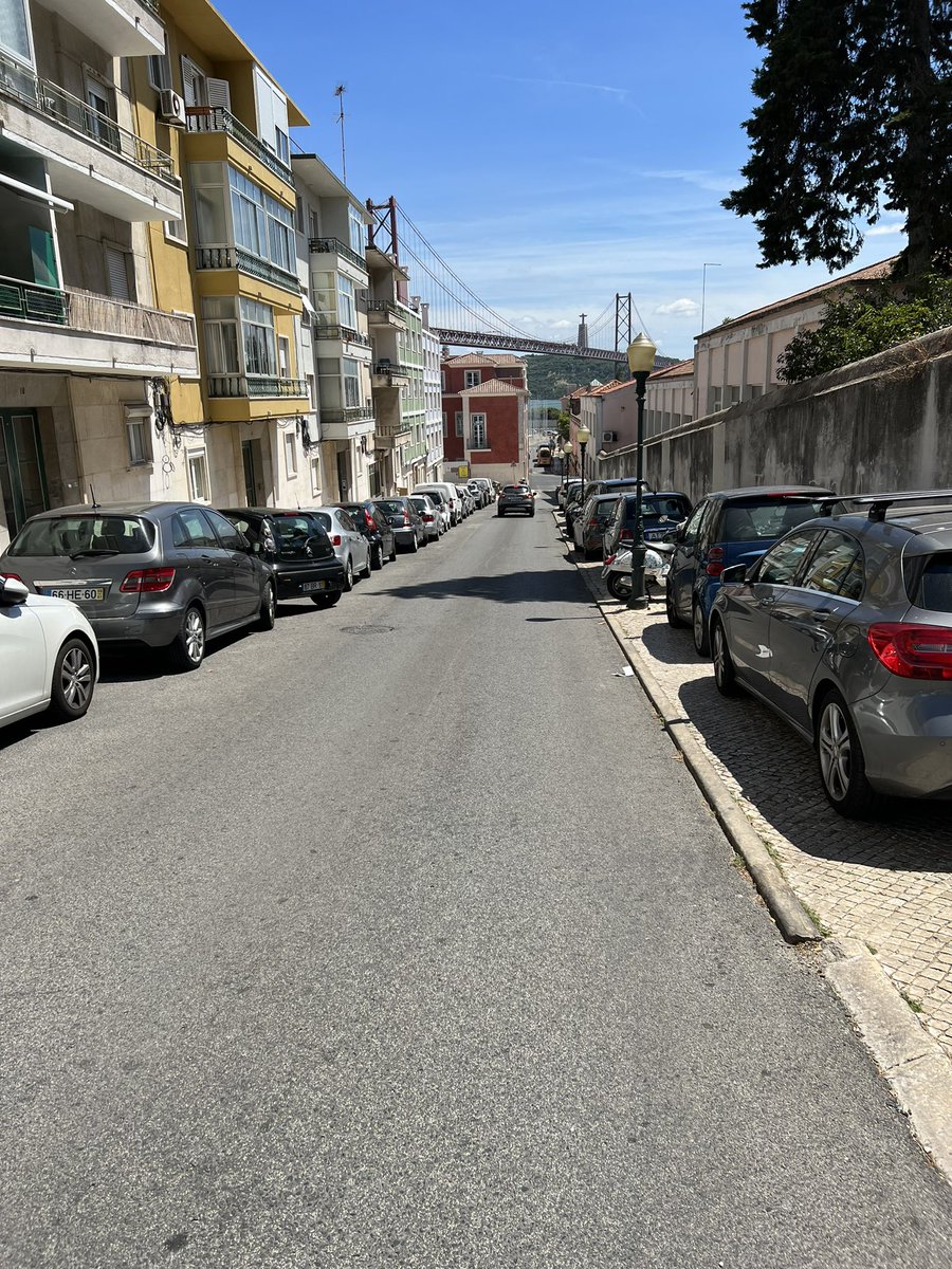 Íbúar Lissabon hafa fundið þessa lausn á bílastæðavanda borgarinnar. <a href="/Dagurb/">dagur@reykjavik.is</a> <a href="/gislimarteinn/">Gísli Marteinn</a>