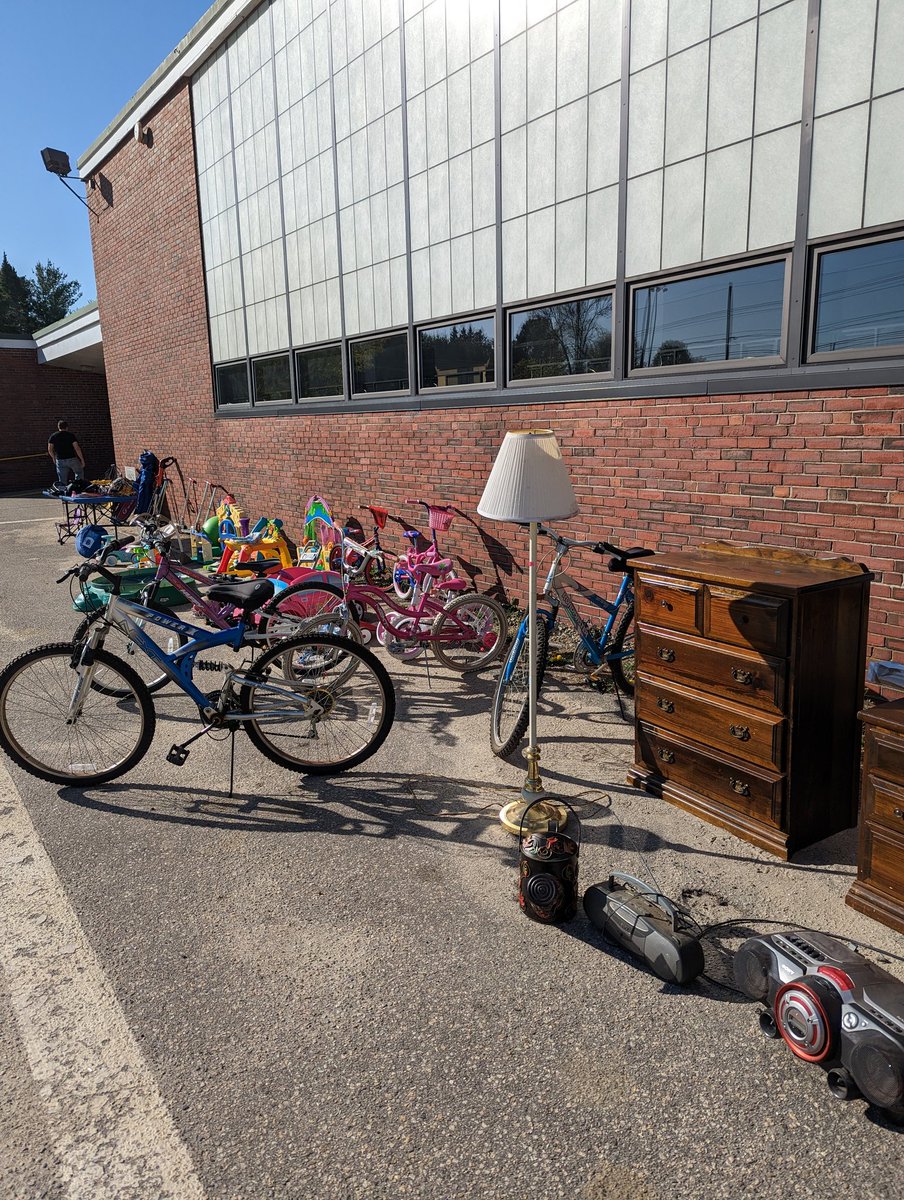 VictoriaSalo's tweet photo. Huge yard sale!  Come check it out at JFK.  Proceeds go to Odyssey of the Mind. https://t.co/kZHl8ABLKZ