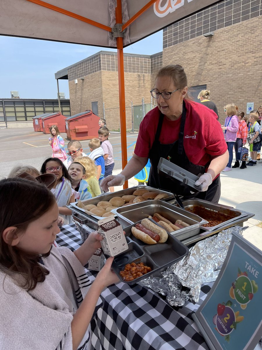 WreckerCafe's tweet photo. Celebrating National Cookout Month, backyard Rodeo Style! #tngFeedsKids #MomentsMatter #TNG https://t.co/a3nBF10mxe