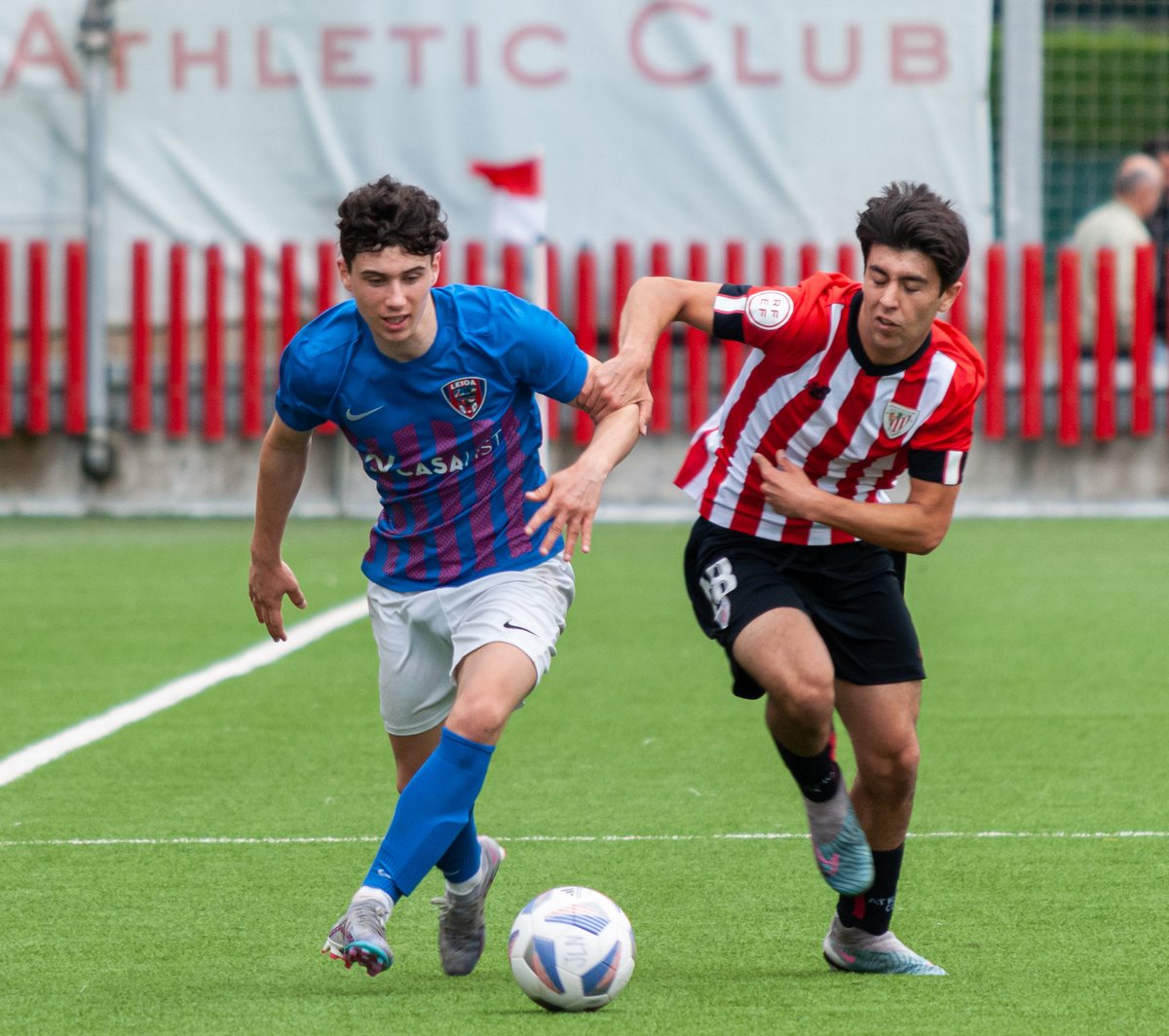 SDLEIOAoficial's tweet photo. 🏆 El Juvenil A se proclama campeón de Liga Nacional tras imponerse al Athletic en Lezama. Zorionak, mutilak! 👏

@AthleticClub B 1️⃣-2️⃣ #SDLeioa 
⚽ Oier Nogueira, Arkaitz Urrutia 

#AupaLeioaBETI 💙❤️ https://t.co/LClcMbI8uD