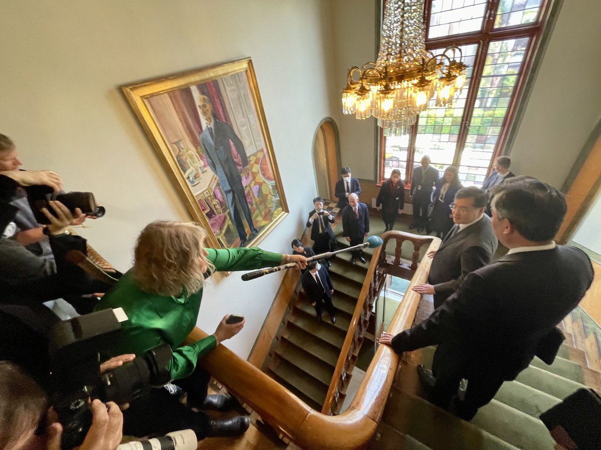 Great to be live-reporter in the field again - always fun to  find a creative way to get in a question. China’s Foreign Minister Qin Gang was sporty enough to cheerfully reply on hos way down the staircase after meeting Norway’s Prime Minister Støre in Oslo.