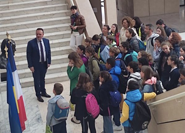 AndreMARTIN126's tweet photo. Absent ce samedi en mairie déléguée pour accueillir le Conseil Municipal Junior d’Orée-d’Anjou à la @paysdelaloire - au-delà de la découverte du siège de notre vie démocratique régionale c’est l’occasion de poser de nombreuses questions sur l’institution présidée par @C_MORANCAIS https://t.co/teKq3M00cL