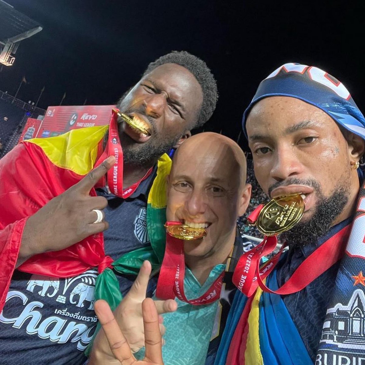 leopardsfoot's tweet photo. 🐆 Hier, à l’issue de la victoire face au Nakhon Ratchasima (4-0), Jonathan Bolingi a célébré son deuxième titre de champion de Thaïlande avec Buriram United.
#Congo #Bolingi #buriramunited https://t.co/MbpUxr8WHi