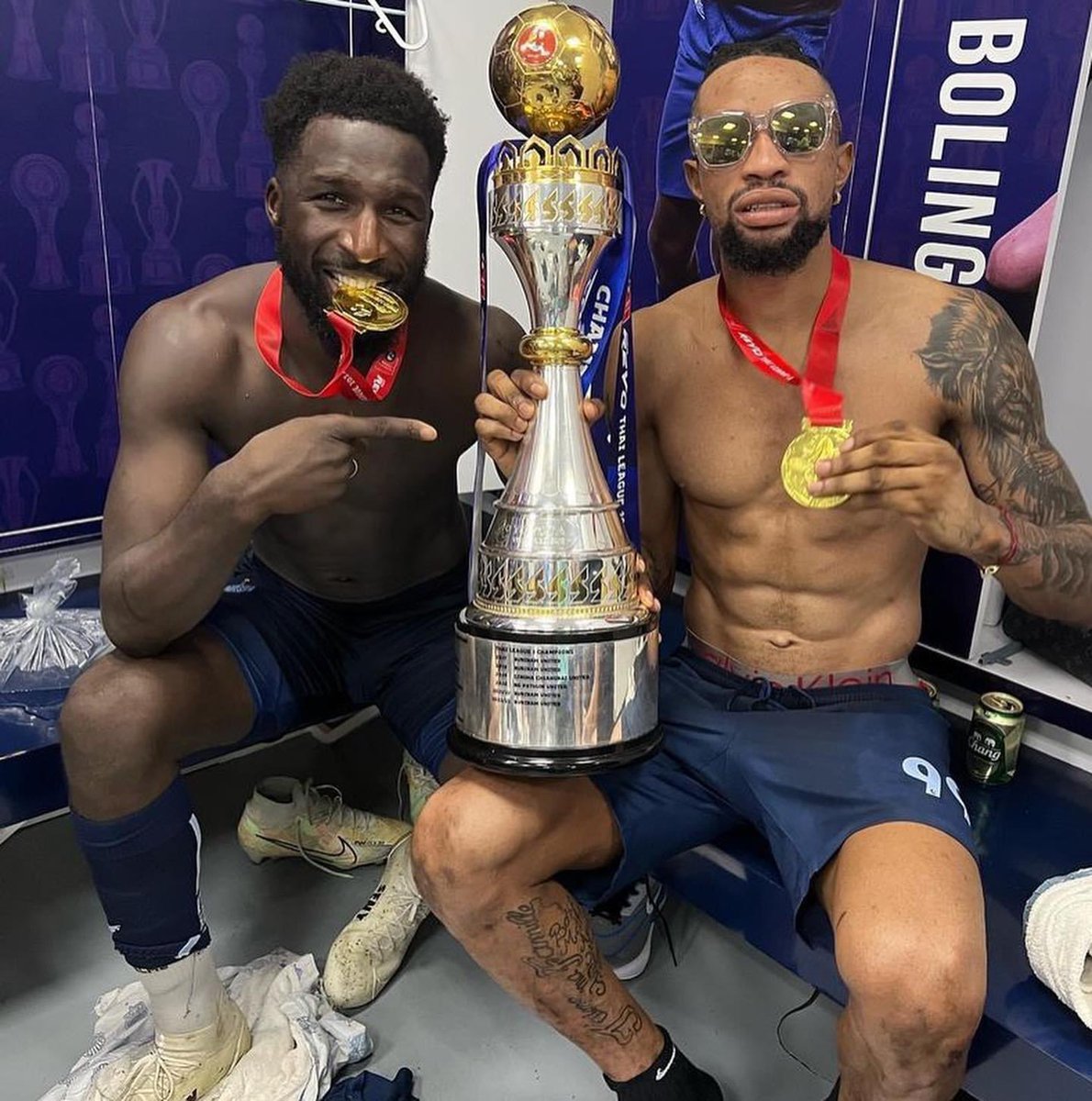 leopardsfoot's tweet photo. 🐆 Hier, à l’issue de la victoire face au Nakhon Ratchasima (4-0), Jonathan Bolingi a célébré son deuxième titre de champion de Thaïlande avec Buriram United.
#Congo #Bolingi #buriramunited https://t.co/MbpUxr8WHi