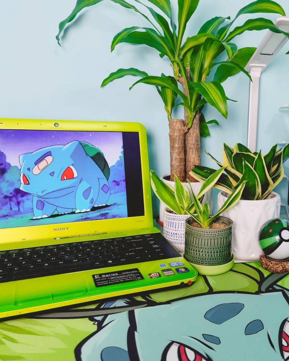 ReasonsImBroke's tweet photo. Check out this incredible #Bulbasaur office corner setup by @ viince on Instagram! 🌿🐸
The attention to detail and creativity is truly impressive.
From themed desk accessories to vibrant green hues, it's a perfect blend of function and aesthetics.
#Pokemon @BulbaGanda https://t.co/SMLiCybZQB