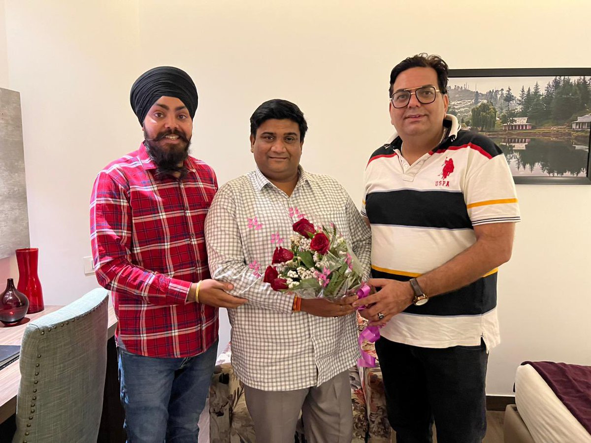 imRaviKChauhan's tweet photo. आज जालंधर पहुँचने पर पंजाब क्रिकेट ￼एशोसिएशन के पदाधिकारियों द्वारा मेरा स्वागत किया गया। मैं Arun Arora जी व सभी साथियों का धन्यवाद करता हूँ। #TeamRaviKantChauhan https://t.co/MaQSQdISfW