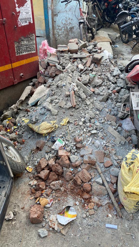 Shubhendude's tweet photo. @narendramodi @mybmc @mieknathshinde @Dev_Fadnavis @CMOMaharashtra 
Yet no action taken on this waste.
This is the 2nd tweet regarding this complaint.
Even after sending the exact location no action taken.
Will @mybmc take any action ? https://t.co/CoZLenGIXQ