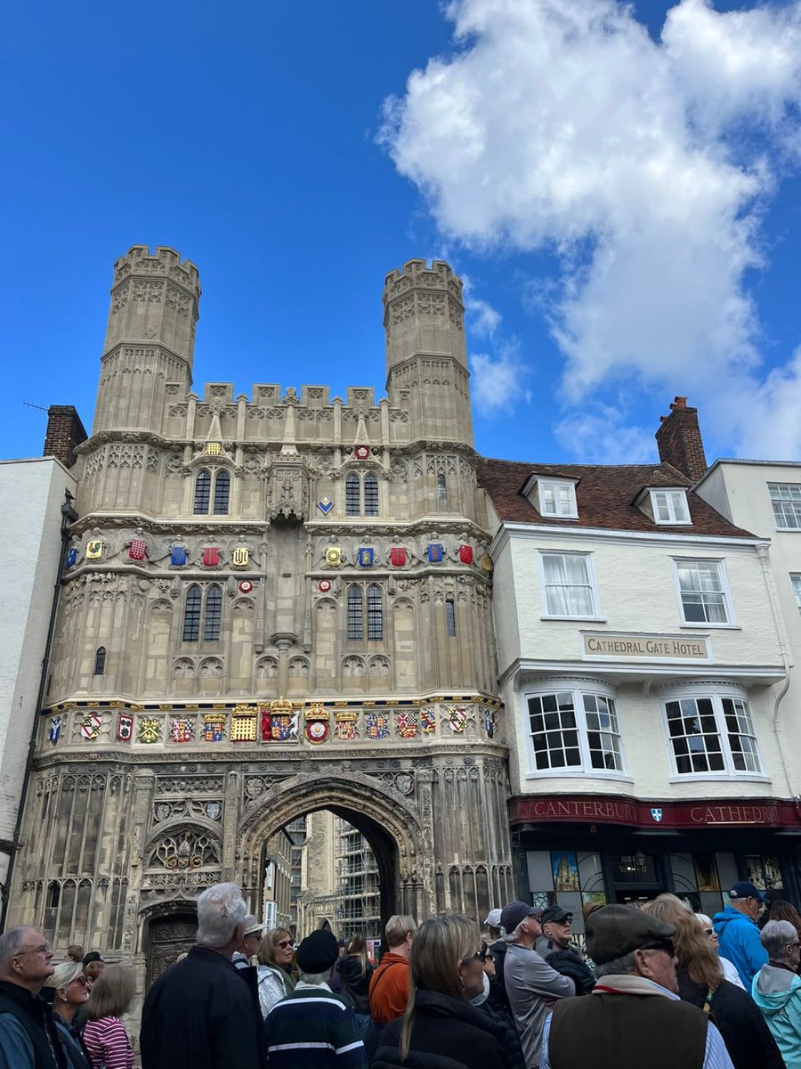 A walk with friends in Canterbury West Park. Another Saturday with a full schedule. The view in person is completely different from what the camera can capture😌