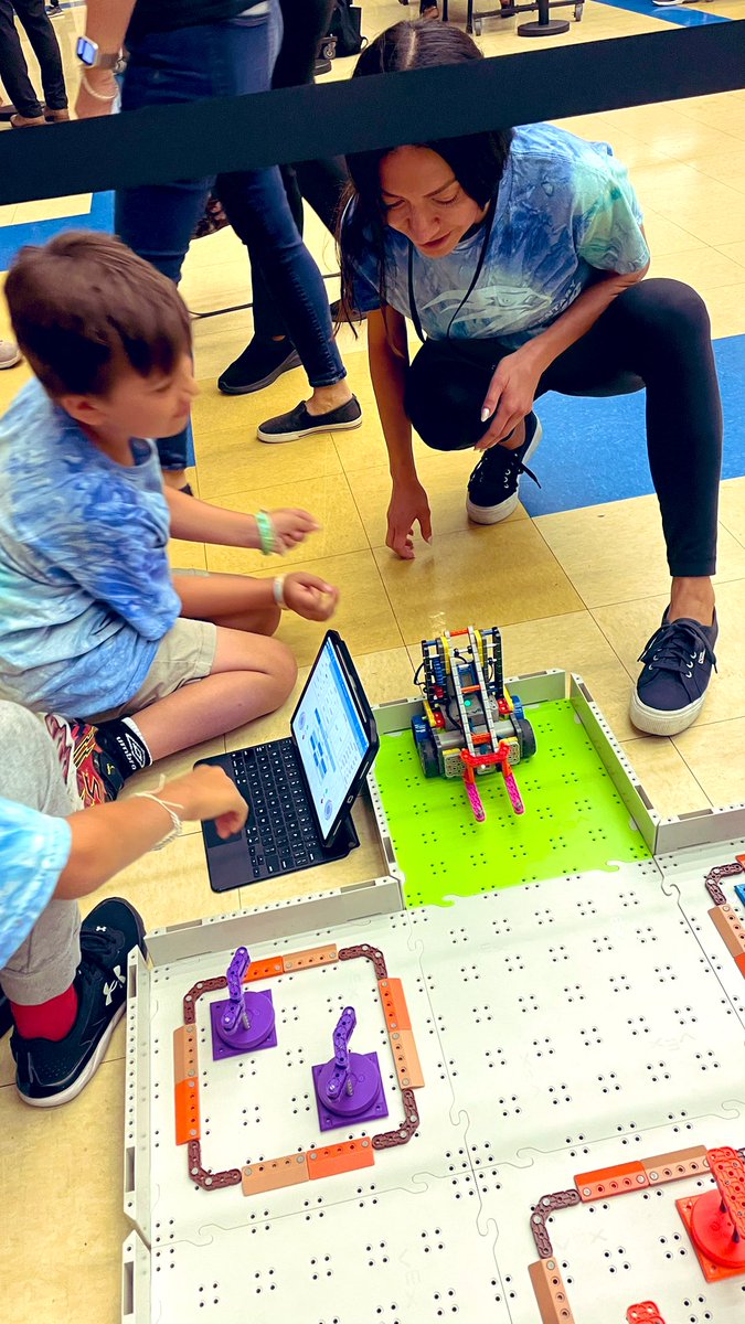 spassariello's tweet image. @northbeachstar We are ready! Vex Go competition! @MDCPSSTEAM @STEAMDesignated @VEXRobotics #vexgo @bccespedes