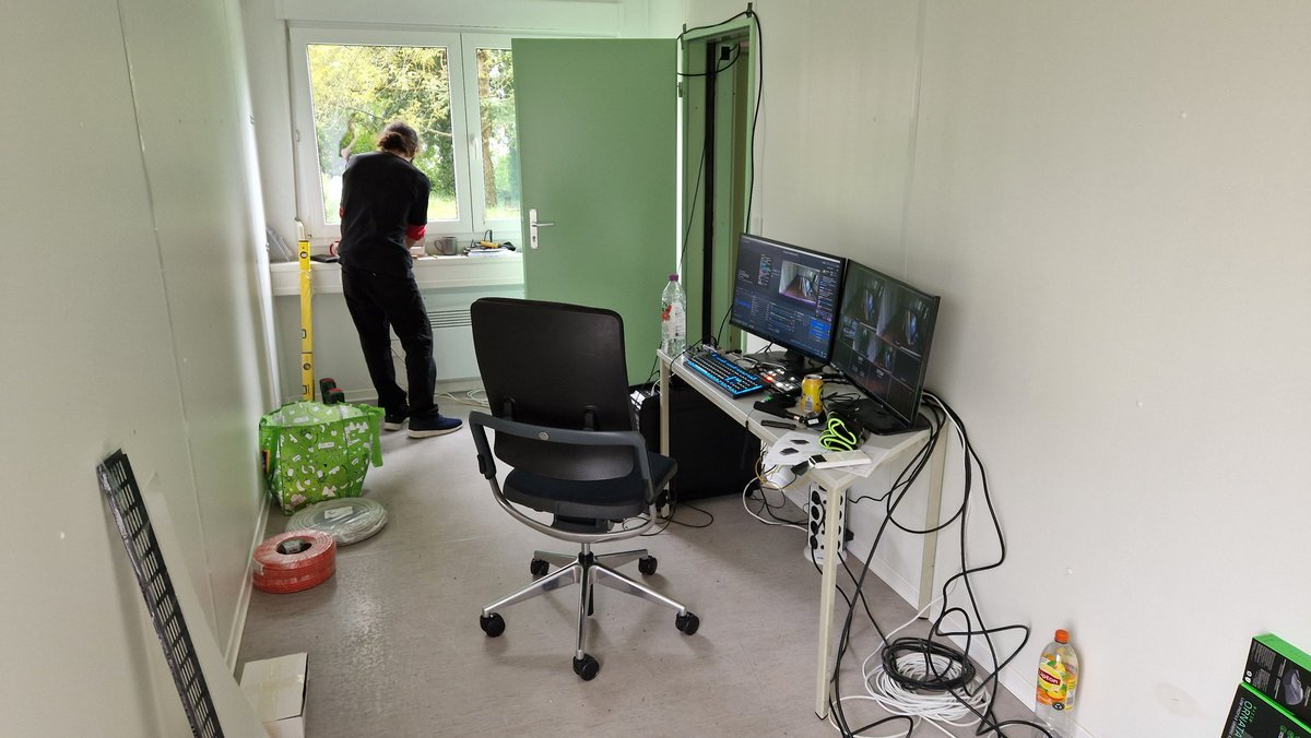 Langsam entstehen die Setwände, damit aus diesem Containerbau auf magische Weise ein Studio wird.