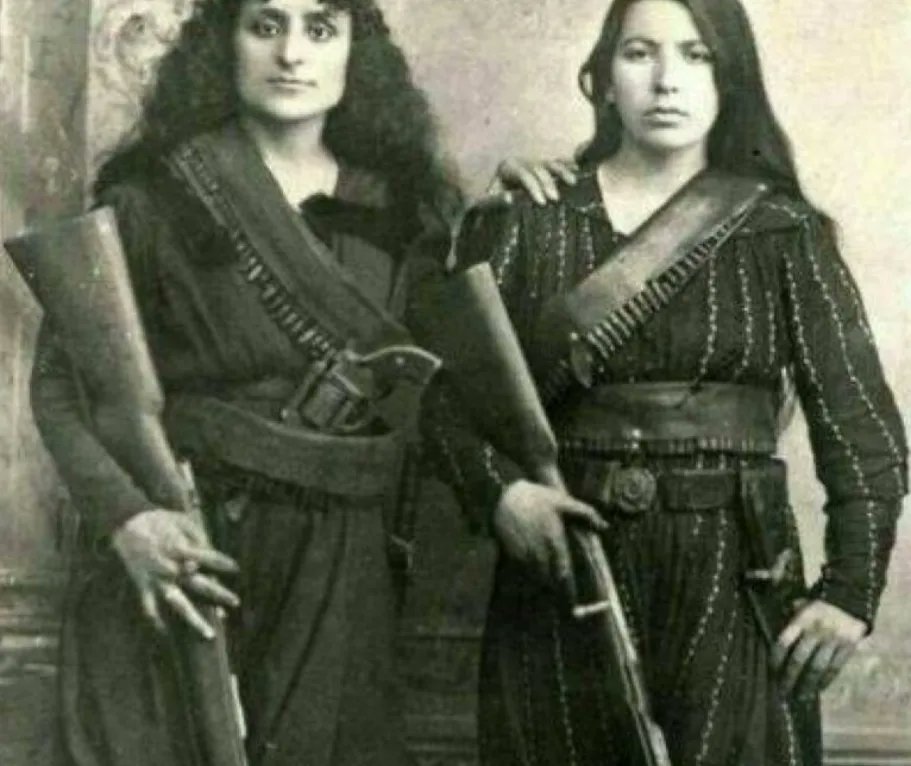 NyaRswl's tweet photo. درتصاویری که مشاهده می‌کنید متعلق به شیرزن خویی که سپاه آندرانیک ارمنی که سرکرده جیلوهای قاتل بودرا شکست داد
باری هویت آذربابجان تورک این شیرزنان ویا شیرمردان هستند از این زنان ومردان در تاریخ ما بسیارند. https://t.co/Y9naeH06eP