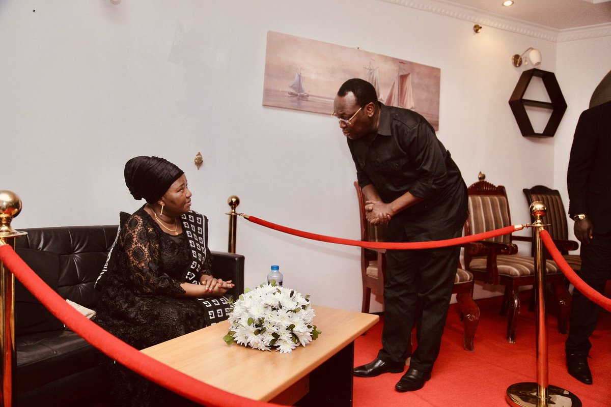 freemanmbowetz's tweet image. Linapokuja swala la kifo, haijalishi kama mmekuwa mkitofautiana ki-mawazo, itikadi na kisiasa, hayo yote mengine hayana nafasi, kwani msiba ni ibada.  

Raha ya milele umpe ee bwana, na mwanga wa milele umwangazie, apumzike kwa amani