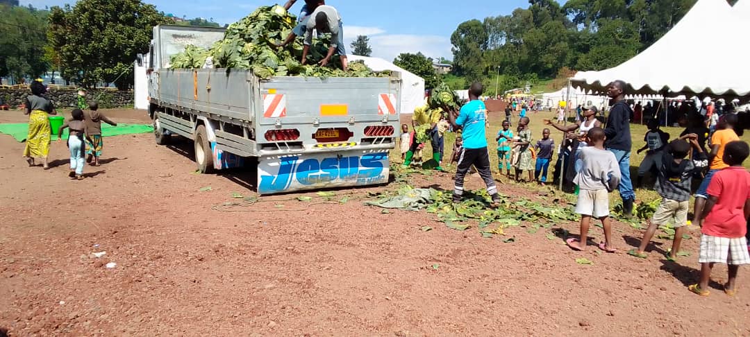 RubavuDistrict's tweet photo. Mu murenge wa #Kanama, #Bugeshi kubufatanye n'abaturage, PSF hakusanyijwe inkunga y'ibiribwa birimo Ibirayi 7.390 Kg, fuso y'Imboga z'amashu aho byatanzwe kuri site ya #Kanyefurwe, #Inyemeramihigo ahucumbikiwe imiryango yahuye n'ingaruka z'ibiza, gahunda ikomeje no yindi mirenge. https://t.co/TJc8vagzWH
