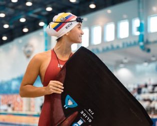 🇪🇨Sabine Manz tiene 15 años. Se fue con su mamá y sin entrenador a Kuwait al mundial de Apnea. Era la más joven entre más de 300 atletas. Ganó 2 medallas de oro. Se convirtió en la sorpresa del mundial. 

El mundo habla del Ecuador. 
¡Pronto la entrevista de la niña maravilla!