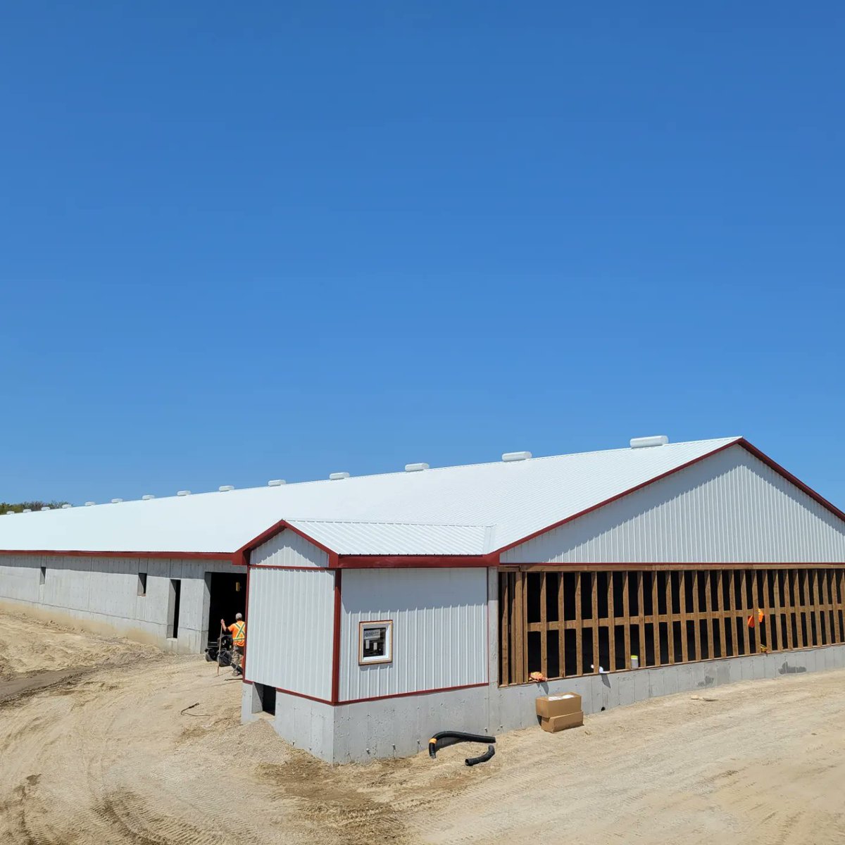 VanderlaanAl's tweet photo. A great week of weather  helped get a lot. Two chicken barns, a bunk house close to done, and a weiner barn started. https://t.co/I2vrZW5rCC