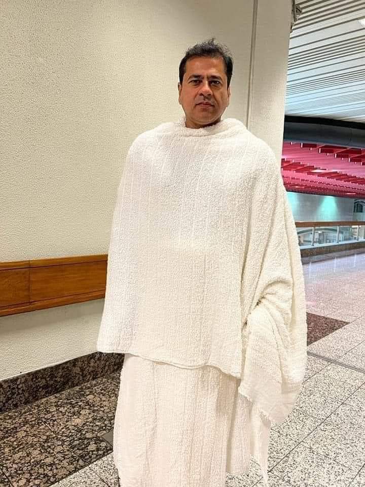 TeamiPians's tweet photo. We salute Imran Riaz Khan because he talks for Pakistan.
He is standing firmly against the mafia and enemies of Pakistan.

He goes the extra mile putting his life in danger to defend Pakistan.

You're the real asset of Pakistan
May Allah protect you.

#ReleaseImranRiazKhan https://t.co/V9uqFKloTz