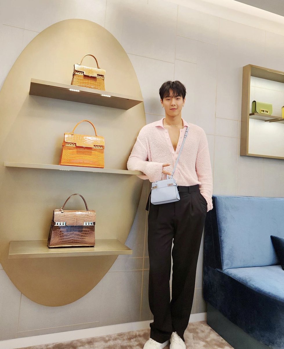 ArabShownu's tweet photo. [📸||230513] تحديث شونو عبر حسابه في انستغرام

🐻 مُلون 
#광고 #델보 #delvaux 

🔗https://t.co/YAWphm2IEY https://t.co/qwgmZiUZmq