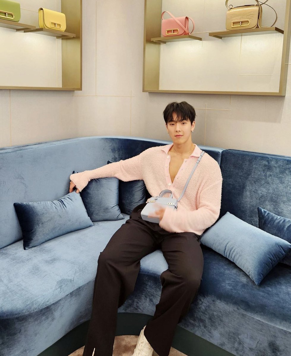 ArabShownu's tweet photo. [📸||230513] تحديث شونو عبر حسابه في انستغرام

🐻 مُلون 
#광고 #델보 #delvaux 

🔗https://t.co/YAWphm2IEY https://t.co/qwgmZiUZmq