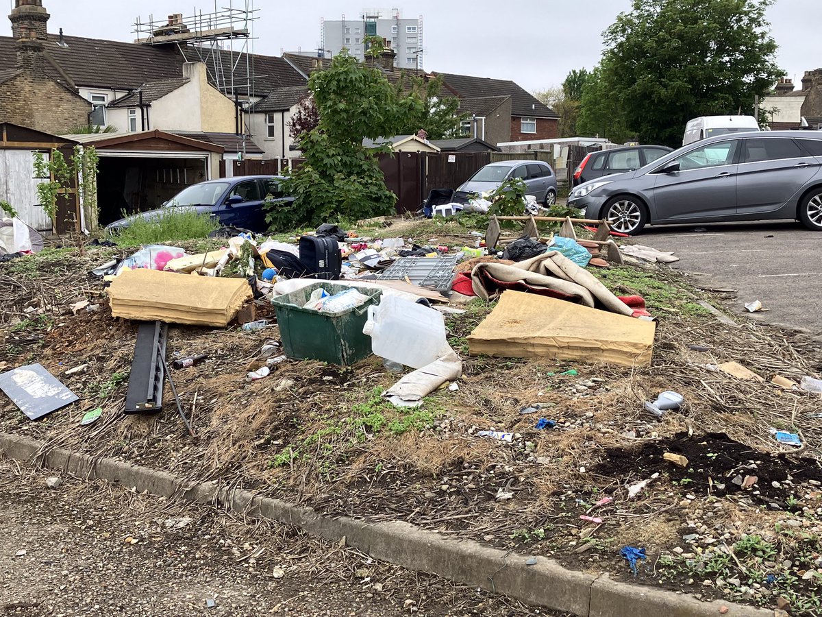 Thanks to Orchards Forum volunteers Steve, Katherine, <a href="/Jacqathon/">Jacqueline Watkins 💙💚</a> and <a href="/TheJohnKent/">John Kent</a> for clearing fly tipping from the triangle behind Grove Road this morning - it was a great effort!