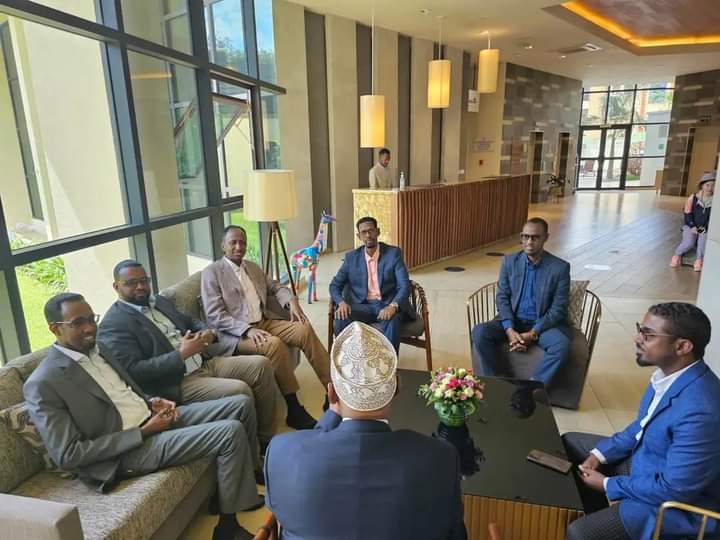 Nuursalal's tweet photo. Masuuliyiin uu Madaxwayne ku xigeenka koobaad ee dowlada jubaland #Siyaad #Adan
oo ay ka mid yihiin, Wasiirka Arimaha Gudaha Jubbaland , @oglemoha ayaa maanta kulan la qaatey Wasiirka Amniga Gudaha Dawlada Federalka ee Somalia doodishe
Xalka #Gobolka #Gedo https://t.co/aBrdF6jfmh